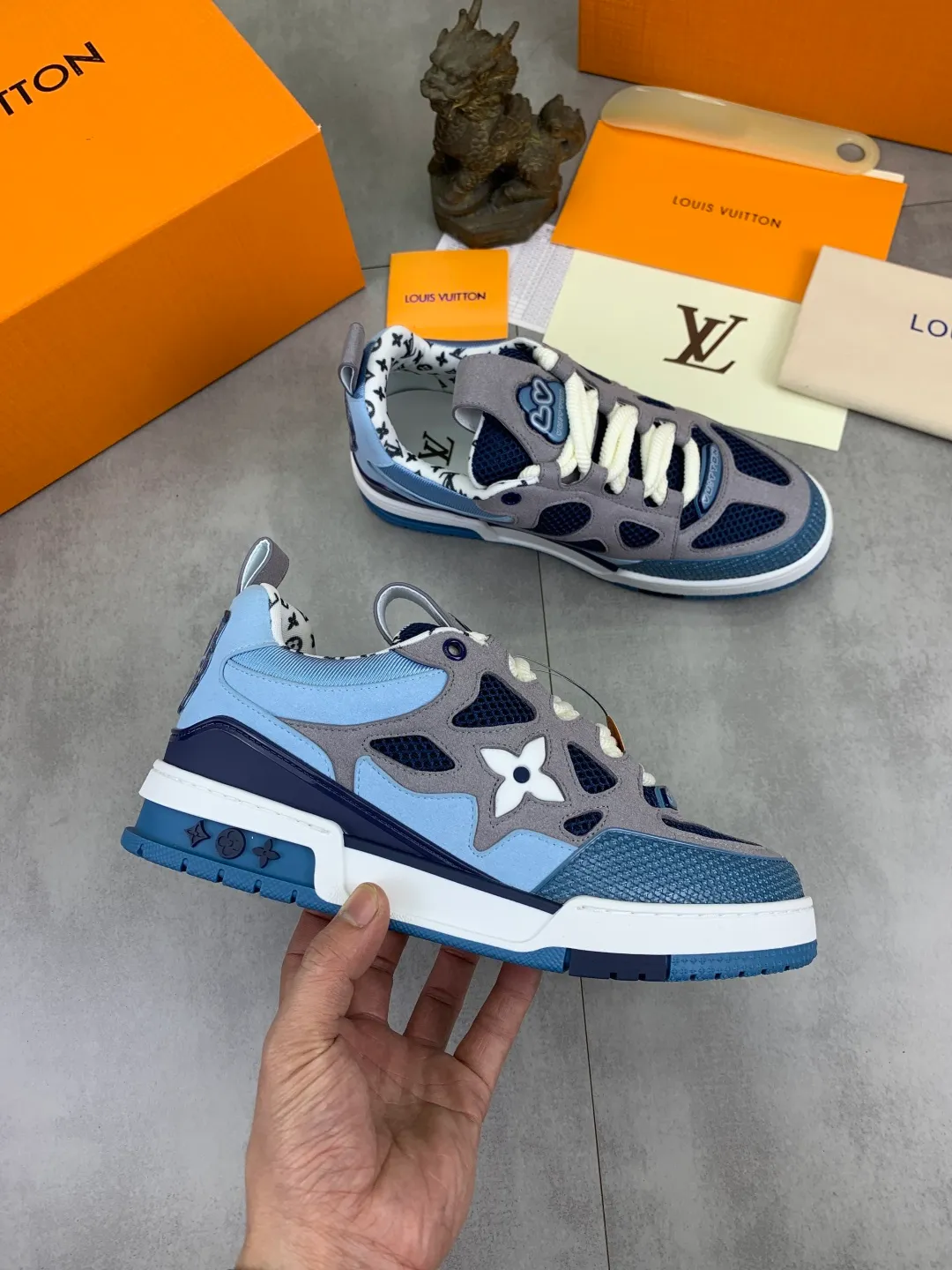Men's Men's Shoes 💰P660 New The new LV TRAINER series of sneakers are on sale. This LV Trainer sneaker reinterprets Virgil Abloh's classics with nubuck and grained cow leather, and is decorated with Monogram flowers on the rubber outsole of the same color. A deformed Monogram flower occupies the sides, contrasting with the asymmetric Louis and Vuitton logos at the rear. The original version was designed by Virgil Abloh and was inspired by vintage basketball shoes. Featuring LV monograms on the tongue and upper, a scripted Louis Vuitton logo on the sides and a #54 logo on the rear, the rubber outsole features Monogram flowers and continues the comfort of an innovative gel outsole. Comes with original drawer box and complete packaging! Color: 3️⃣colors available